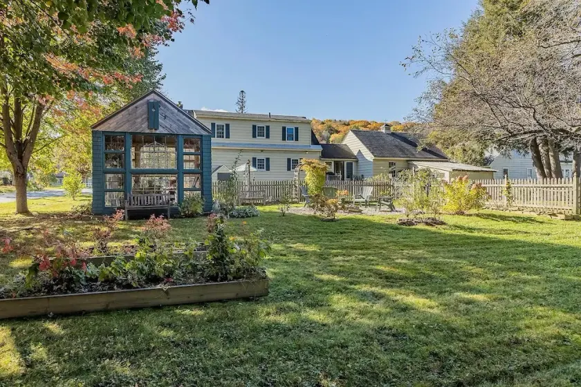 The Benton House- 6 Beds- minutes to Dartmouth - Image 1