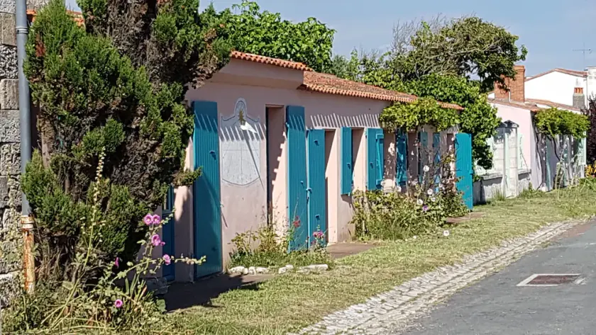 Village house with a large garden sleeps 10 - Image 1