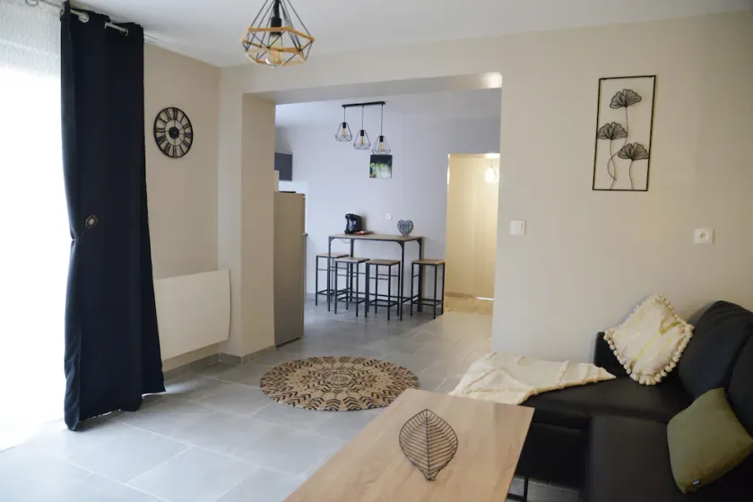 APARTMENT WITH TERRACE - Image 1