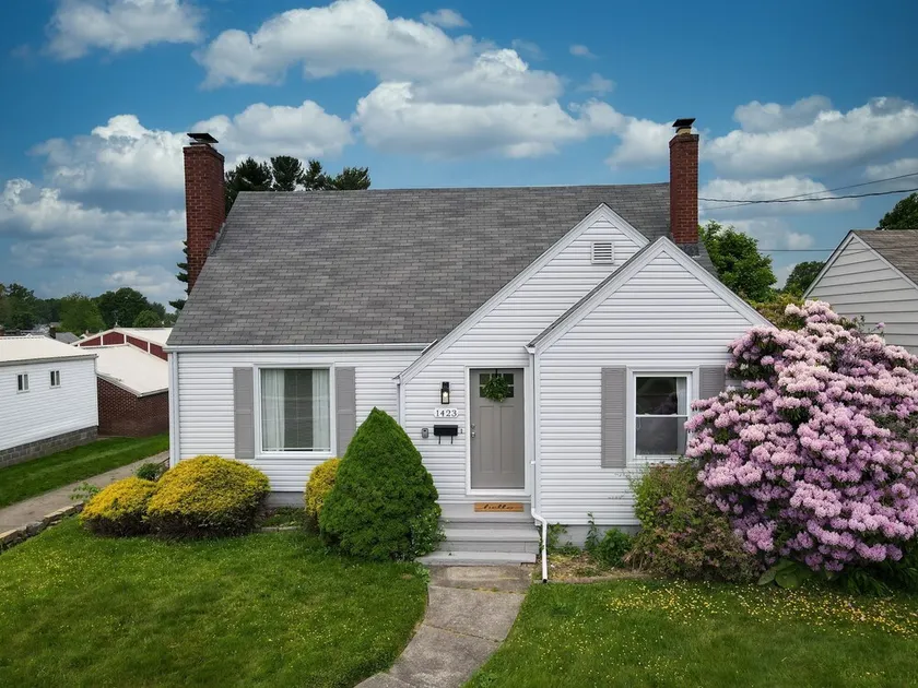 Football Hall of Fame Hideaway: Cozy & Convenient  - Image 1