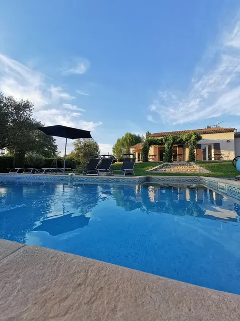 Provençal villa with HEATED SWIMMING POOL near LOURMARIN and LUBERON vineyards - Image 1