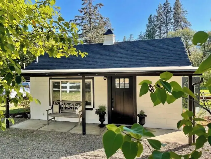 Cozy Cottage on Applegate River Micro-Farm at Vineyards.15 Min to Jacksonville - Image 1