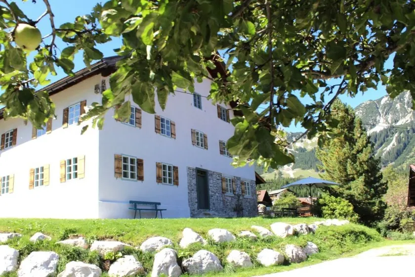 Historic farmhouse for exclusive use by up to 8 people 4 bedrooms 2 bathrooms - Image 1