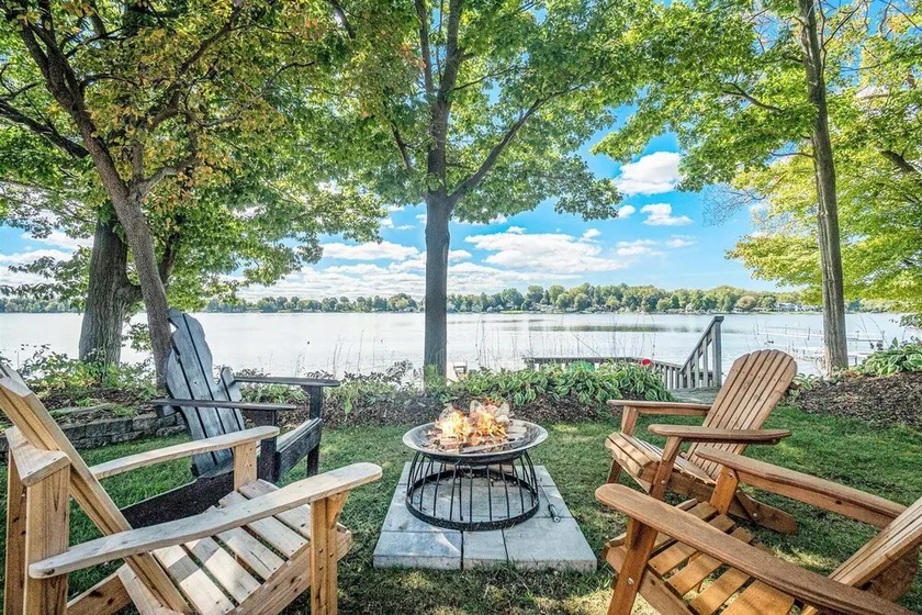 The Roost: Hutchins Lake Waterfront, Fire Pit, Near Wineries & Shopping - Image 1