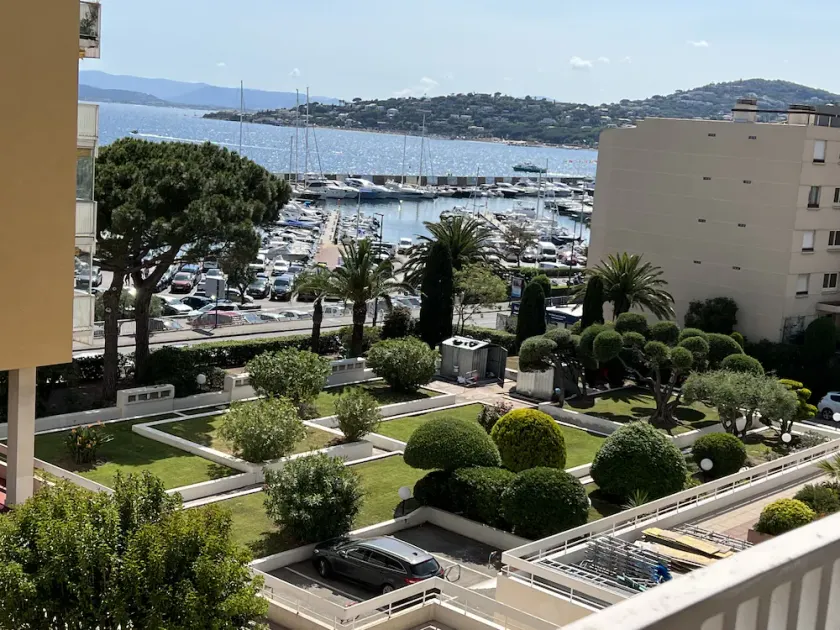 Appartement rénové 3 pièces avec terrasse, climatisation, wifi et garage à Sainte-Maxime - Image 1