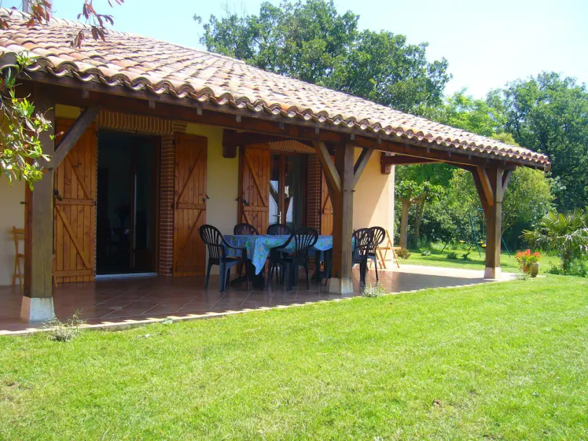Fully restored cottage, overlooking the Gers countryside and the Pyrenees - Image 1