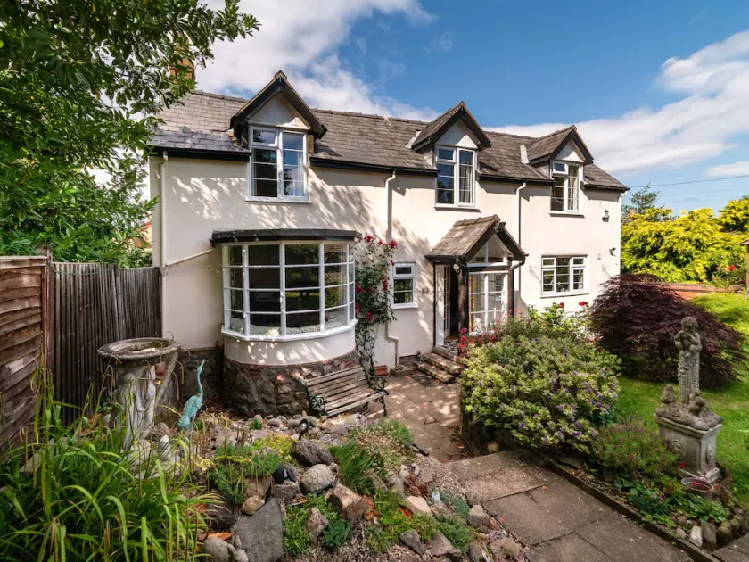 ELERI COTTAGE, pet friendly, with a garden in Great Malvern - Image 1