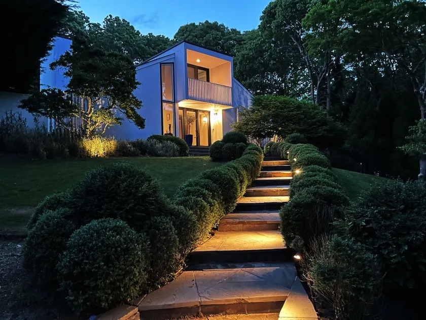 Hilltop Haven in Northwest Harbor w. Private Neighborhood Water Access - Image 1