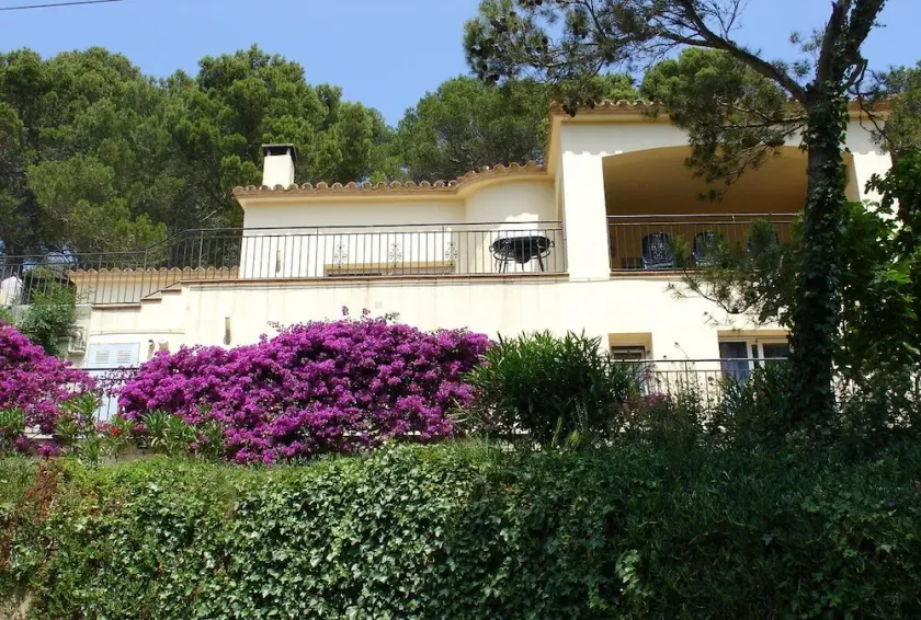 Air conditioned 4 Bedroom, 4 Bathroom villa. Walkable to the Beach - Image 1