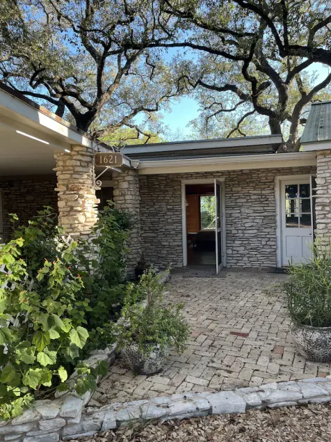 Cozy studio under the Oaks, easy walk to Zilker park and fun! - Image 1