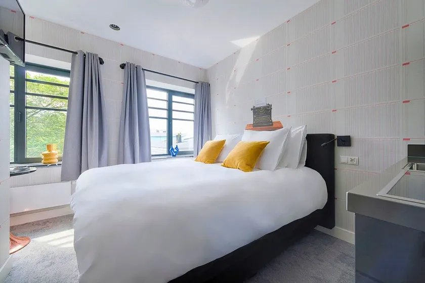 Apartamento exclusivo com cozinha e casa de banho privativas, inspirado na arte abstrata de Lena Mil - Image 1
