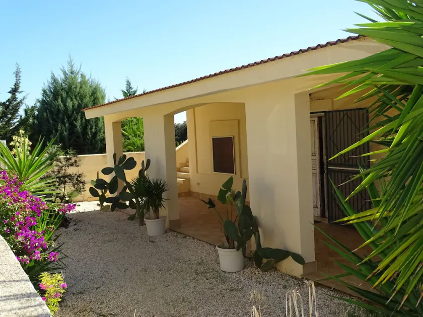 Stylish villa with beautiful views from the roof terrace over olive groves to the sea - Image 1