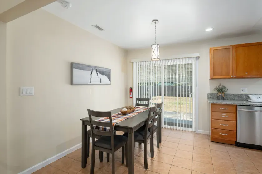 Comfy, Upgraded 3B/1Bth w Great Access to Airport - Image 1