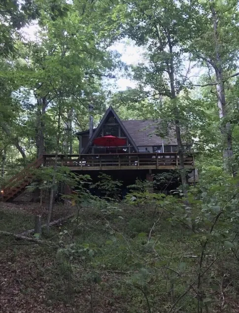 Kommen Sie und entspannen Sie sich in diesem schönen Chalet am See mit 2 Schlafzimmern und einem Schwimmsteg. - Image 1