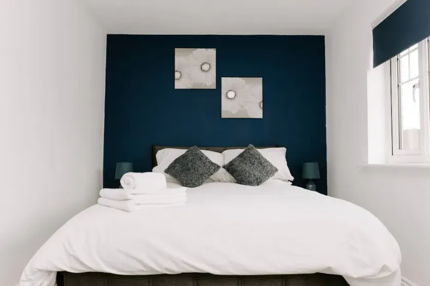 Hardwick Haven – Modern 3BR Townhouse Retreat with Free Parking - Image 1