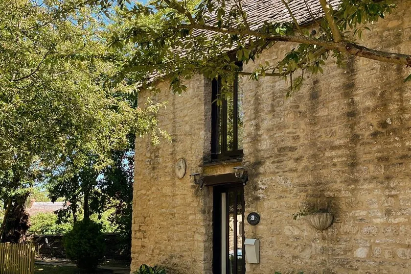 Quirky and cosy canal-side cottage in the Oxfordshire countryside. - Image 1