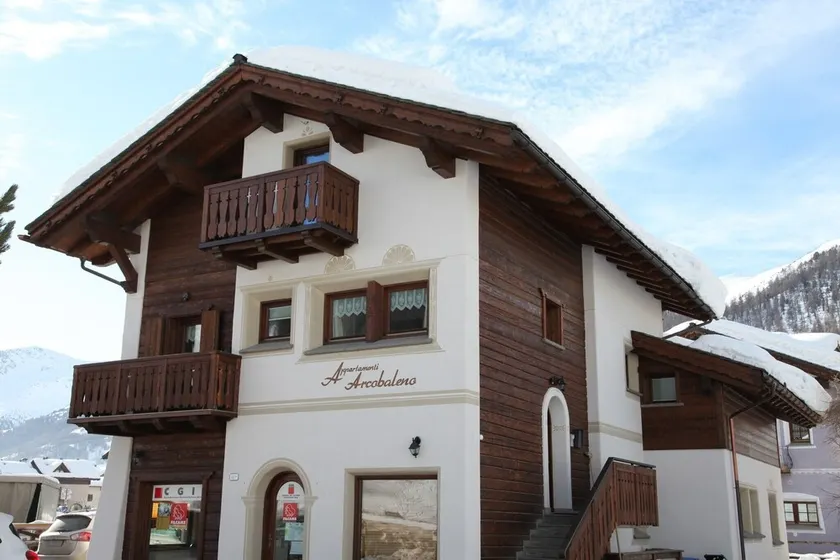 Appartement de vacances \"Arcobaleno Bianco\" avec vue sur les montagnes, Wi-Fi et jardin - Image 1