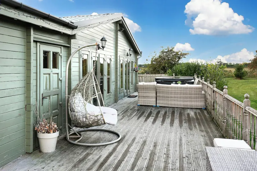 Sleeps6- Hot Tub- Pet Friendly- Log Burner - Image 1