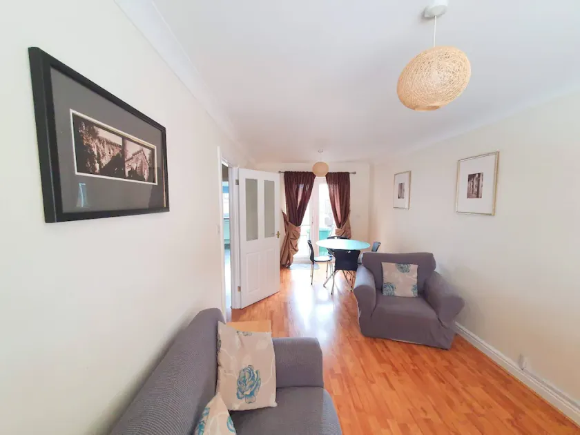 2-bedroom House Near Town With Superfast Wi-fi - Image 1