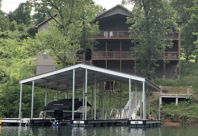 7Bed / 7Ba Lakefront Home m / vedhæftet svigssuite og privat overdækket dock - Image 1
