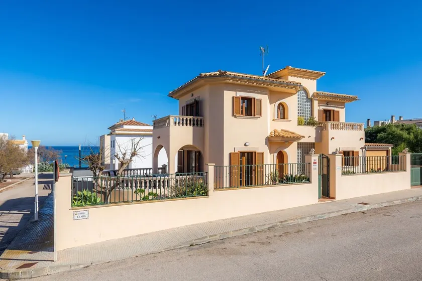 Vacation Home \"Mes Blanc\" Near the Beach with Sea View, Balcony & Terrace - Image 1