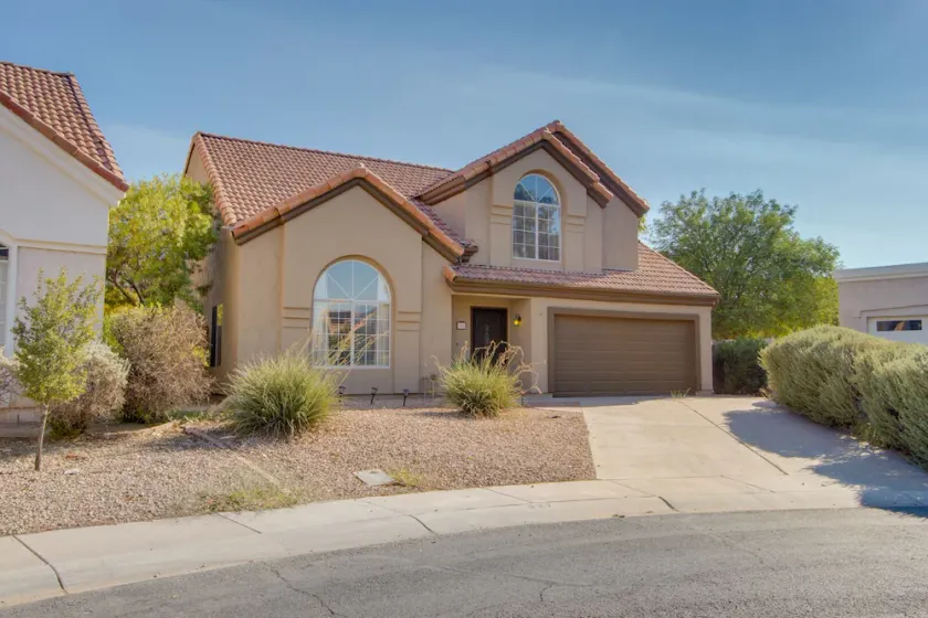 Luxury Updated 3-bedroom home with pool in Gilbert - Image 1