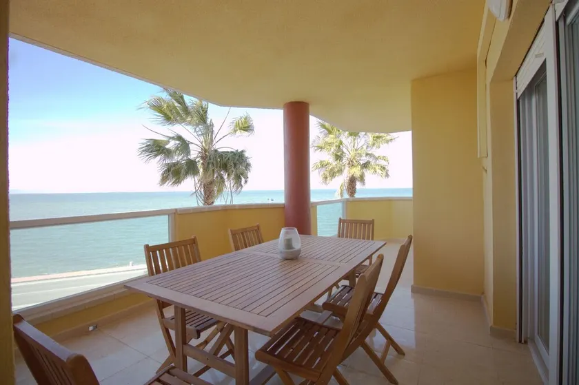 New three bedroom front line with impressive sea views - Image 1