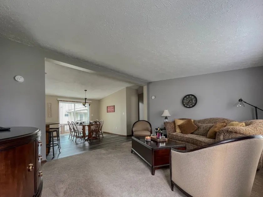 Vacation Delight-Two blocks from boat launch, park, beach and popular Newman St. - Image 1