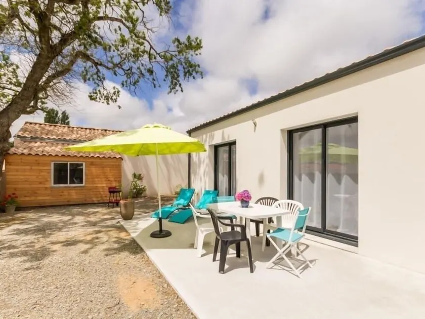 Modern Cottage Near Sea with Private Garden & Garage - Image 1