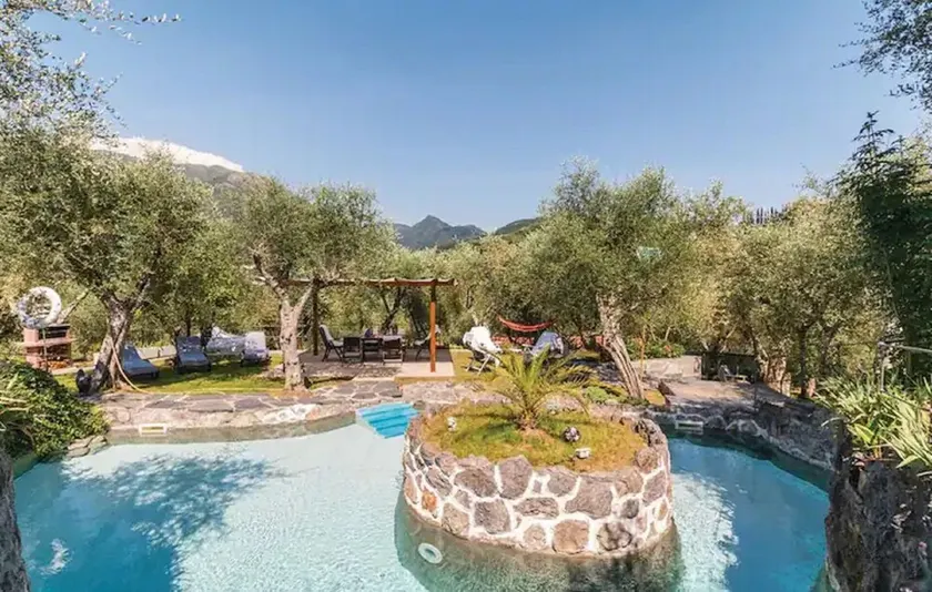 Villa with private pool, beautiful furnishings, fenced yard. - Image 1