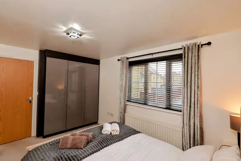 Stylish 2BR Apartment Parking PS5 Wifi - Image 1