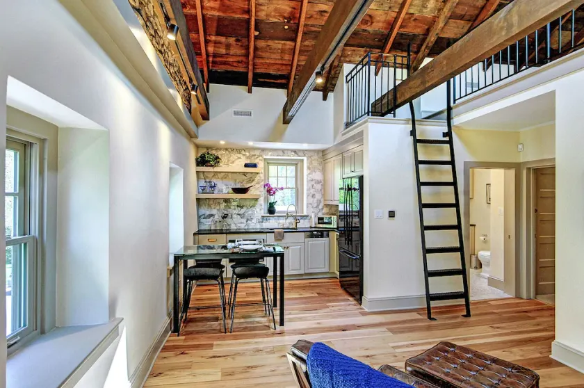 Sunny Executive Carriage House / Guest House ligger i Blue Bell, PA. - Image 1