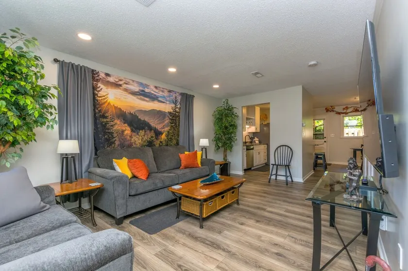Luxurious Townhome, Peace of Nature, King bed, near downtown. - Image 1