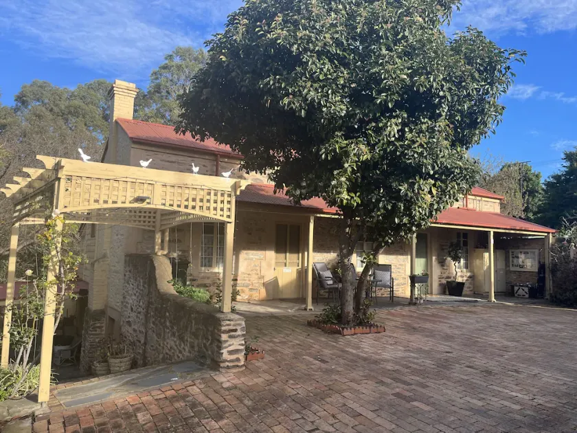 Ideal location to explore historic Strathalbyn, Wineries, good food and scenery - Image 1