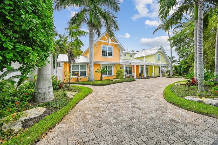 Cozy Retro Cottage located less then 2 blocks from the Gulf Beach - Heated Pool in Private Oasis! - Image 1