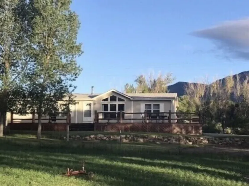 3BR/2BTH on the bank of Yellowstone River - Image 1