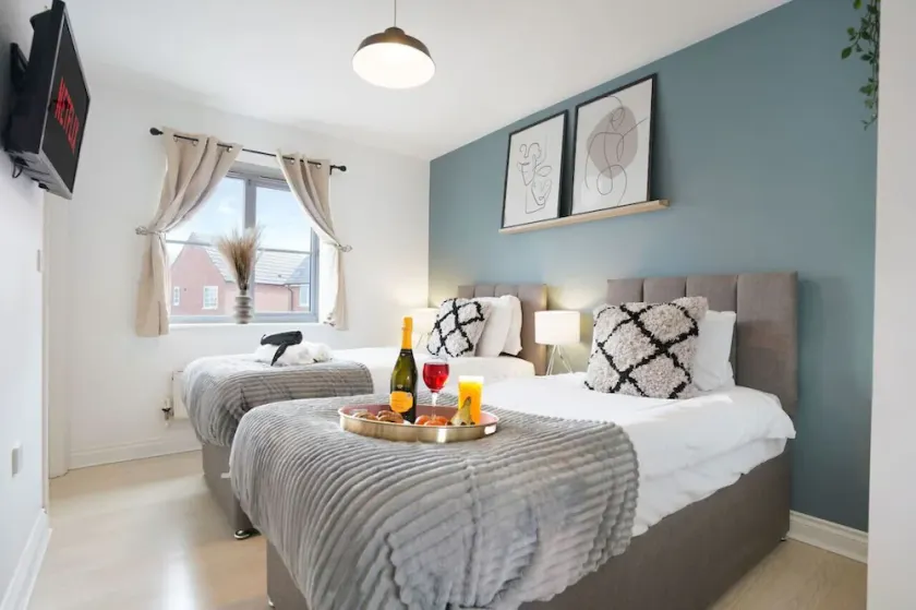 Spacious House - Parking - Garden - Wifi - SmartTV - Image 1