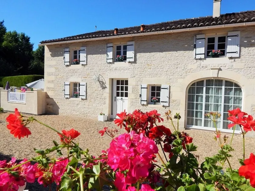 Gite Cerisier - sleeps 5 - Pool, Summer House, Games Barn & playhouse - Image 1
