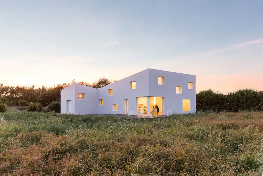 Landsiden ved havet. Landskabet ved havet i et moderne hus. - Image 1