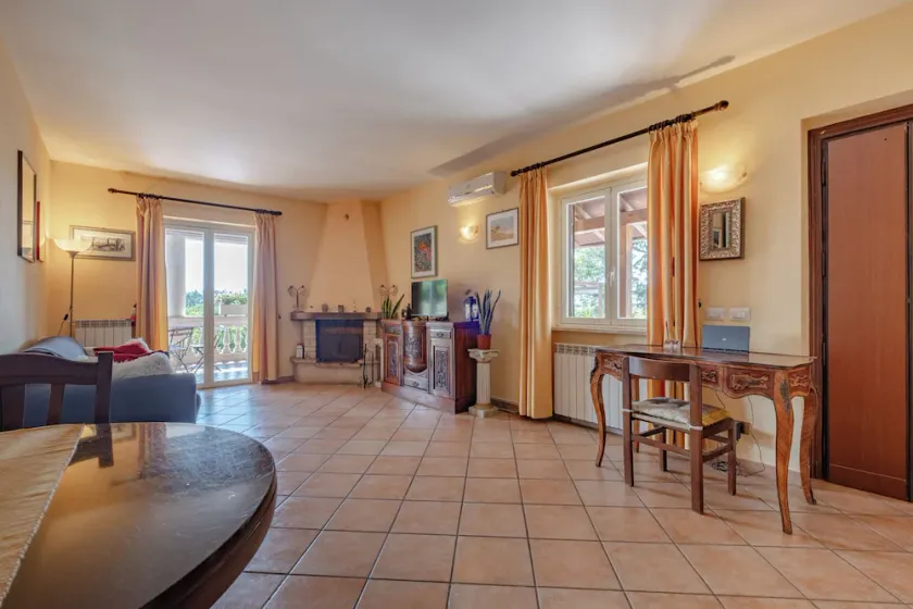 Wohnung mit Balkon in der römischen Landschaft - Image 1