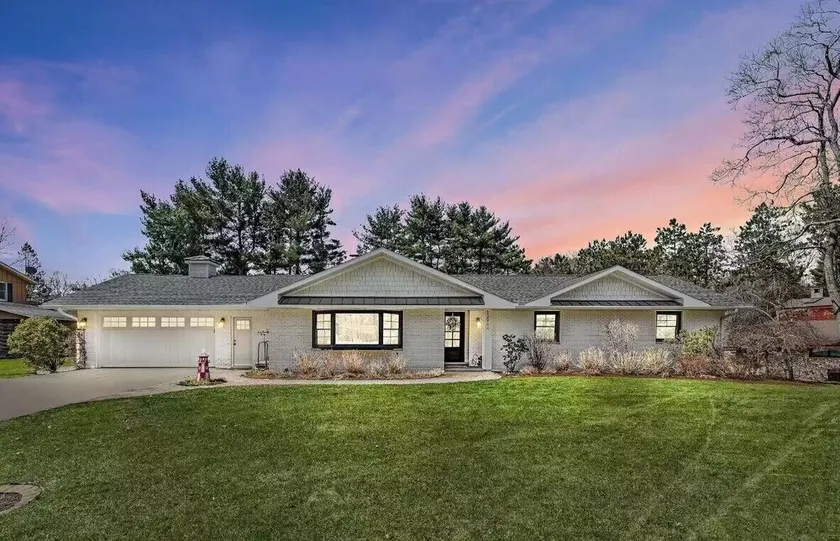Perfect retreat for multi-generational families! Sat-Saturday lakeside rental. - Image 1