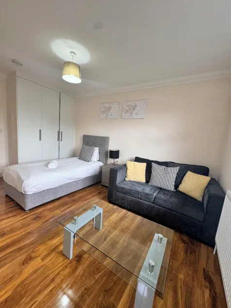 Stay Near Heathrow! Pristine, Convenient & Only 5 Mins to the Terminals - Image 1