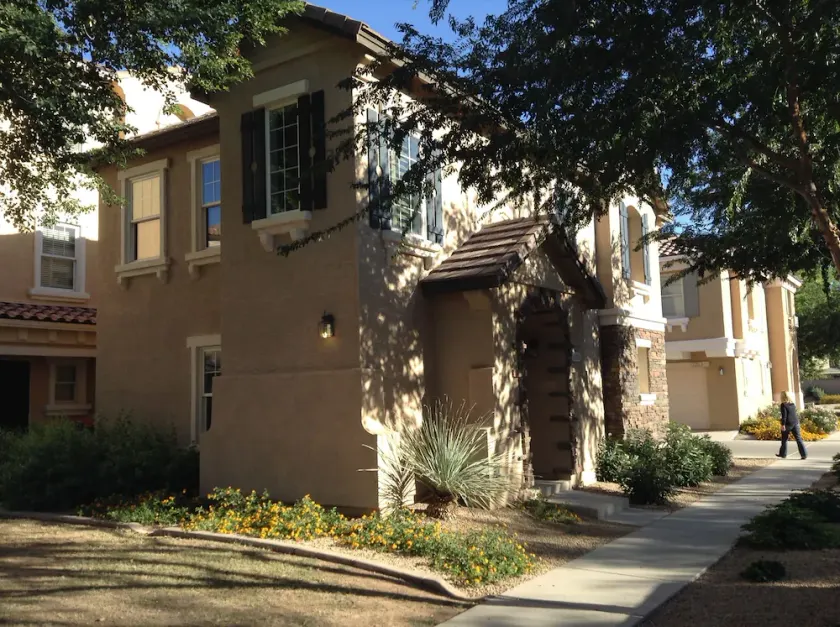 Beautiful centrally located townhome in The Gardens, Gilbert - Image 1