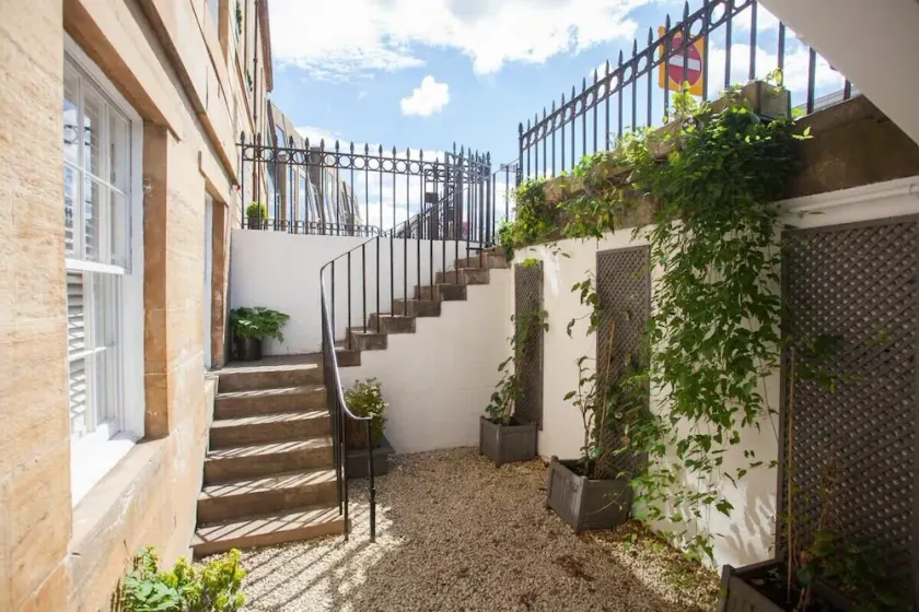 Stylish West End Flat in Glasgow - Image 1