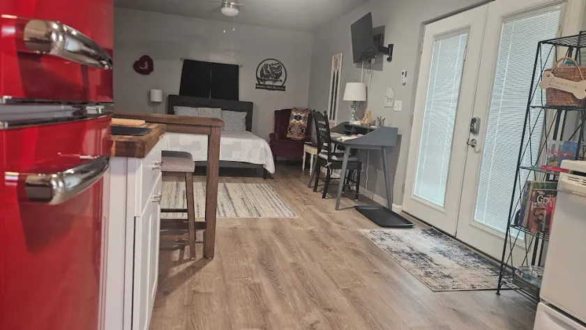 Studio with so much to offer!  Small family and pet friendly. - Image 1