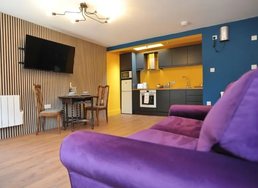 A ground floor studio flat with either double or twin beds, fully equipped kitchen + parking - Image 1