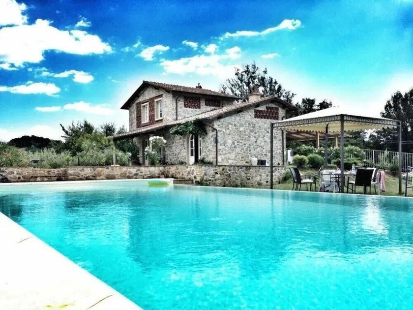 Villa med pool omgiven av grönska och tystnad - Image 1