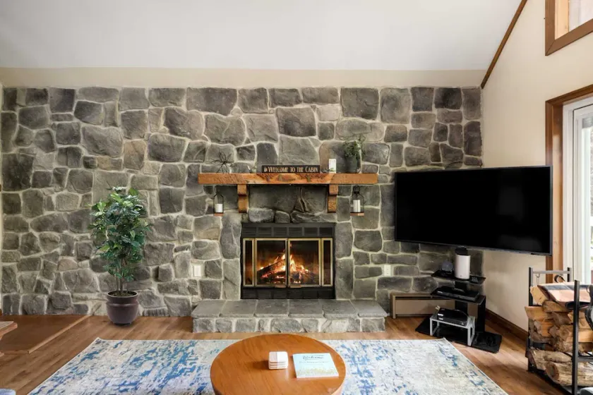 Dog-Friendly Chalet w Hot Tub, Fire Pit & Deck - Image 1