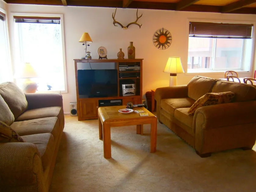 Spacieux 2 BR 2BA Sun Valley Condo, nouveaux matelas theraputic pour aider u dormir. - Image 1