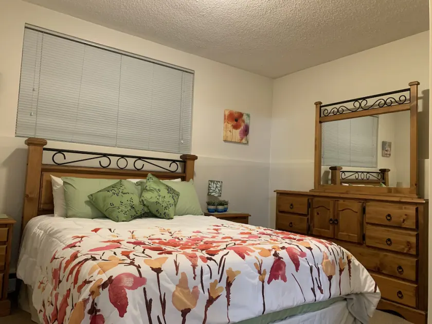 Suite Red Deer relaxante - privée et confortable - Image 1